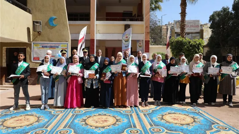 بالأسماء.. محافظ الجيزة يكرم 15 طالبة من حفظة القرآن الكريم بمدرسة هشام شتا