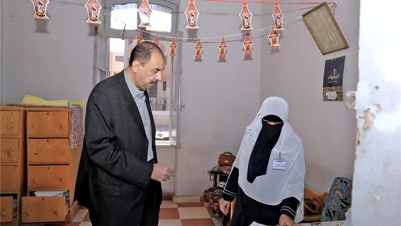 محافظ سوهاج يتابع مستوى الخدمات وانتظام العملية التعليمية خلال جولة ميدانية مفاجئة