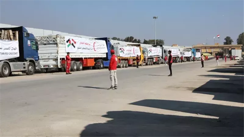 290 شاحنة مساعدات إنسانية تدخل قطاع غزة لتلبية الاحتياجات الأساسية بالأوقات الصعبة