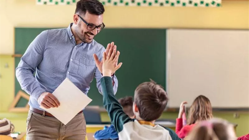 كل ما تريد معرفته للتقدم في وظيفة معلم مساعد لغة عربية