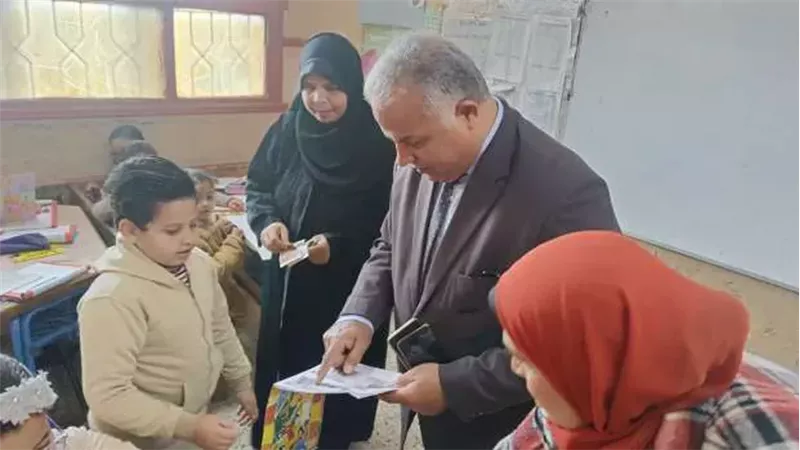 وكيل وزارة التربية والتعليم بالفيوم يكرم معلمة رياضيات لتدريسها المادة بأساليب حديثة