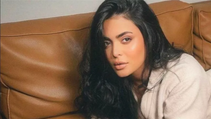 بين الفن والموضة.. كيف أصبحت أسماء جلال أيقونة للشباب؟