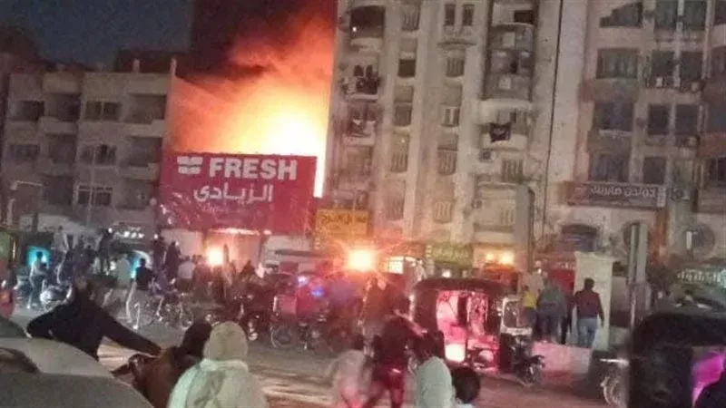 حريق في فرع الشركة المصرية لتجارة الجملة بجرجا بسبب ماس كهربائي
