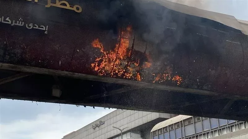نشوب حريق بكوبري مشاة المترو بالمؤسسة.. تفاصيل خاصة