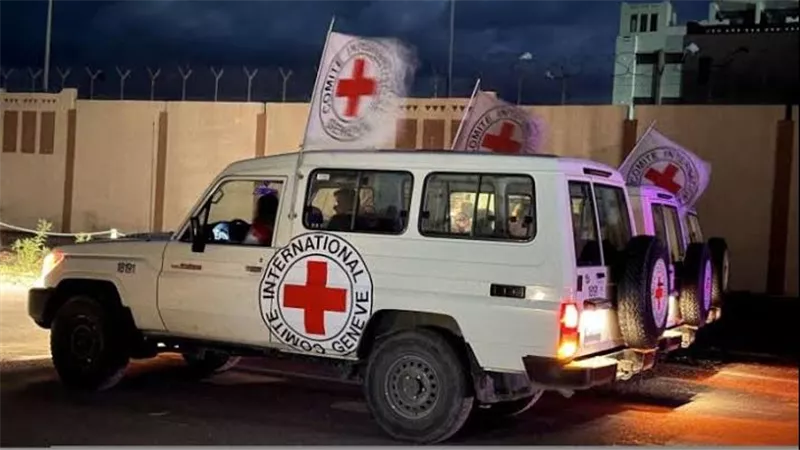 الصليب الأحمر يقترب من منطقة تسلم جثمان بيباس وسط إتهامات إسرائيلية لحماس