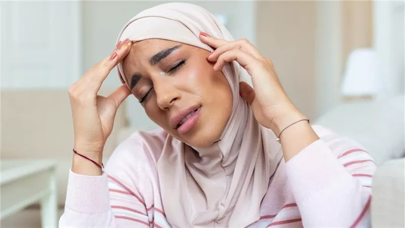 الصداع في رمضان 2025 ..  طرق الوقاية وأفضل الأطعمة لتخفيفه