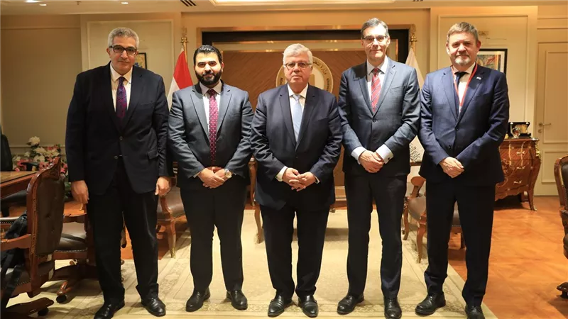 وزير التعليم العالي يبحث تعزيز التعاون مع وفد جامعة إيست إنجليا البريطانية