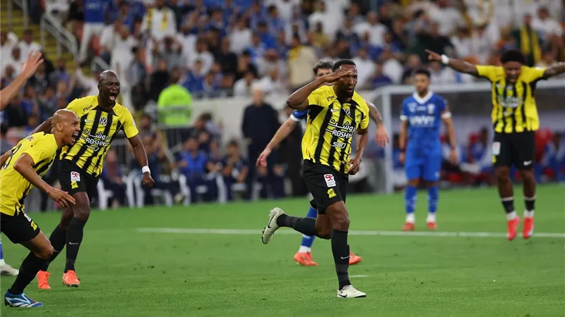 الدوري السعودي| الاتحاد يتفوق على الهلال بهدفين في الشوط الأول 