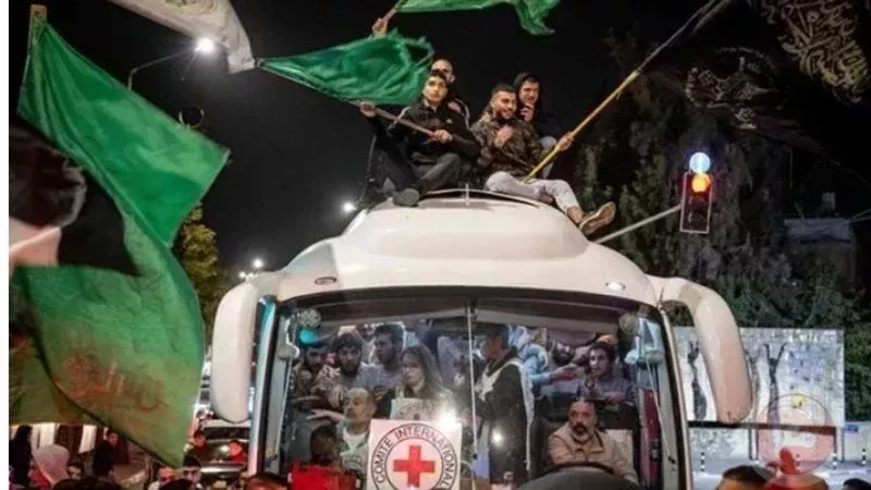 الإفراج عن مئات الأسرى الفلسطينيين ضمن صفقة التبادل بين حماس وإسرائيل