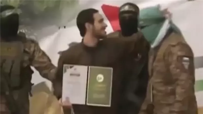 أسير مفرج عنه يقبل رأس مقاتلي القسام.. مشهد يبرئ المقاومة أمام العالم