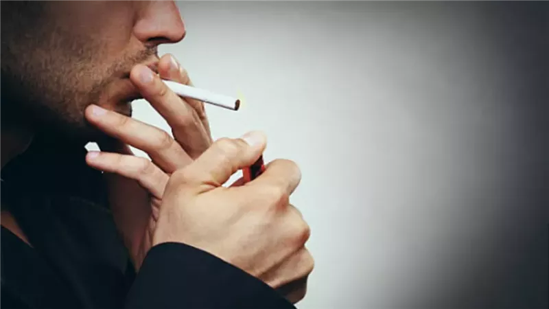 حكم إخراج الزكاة لشخص مدخن.. دار الإفتاء توضح الطريقة الصحيحة