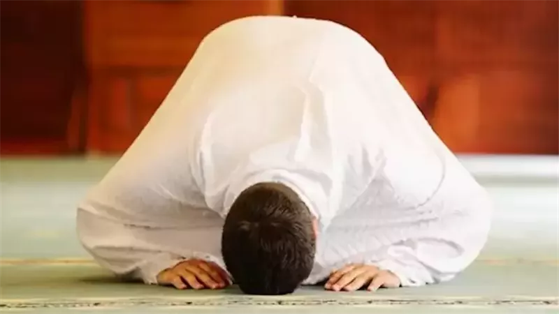 حكم إقامة الصلاة للمنفرد.. أمين الفتوي يوضح الحقيقة
