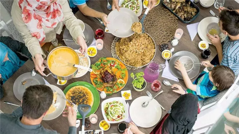 الإفراط في الطعام خلال رمضان.. عادة خطيرة وأضرار صحية لا تتوقعها