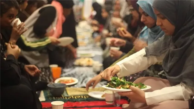أطعمة تسبب التهابات الجسم خلال رمضان.. تجنبها للحفاظ على صحتك