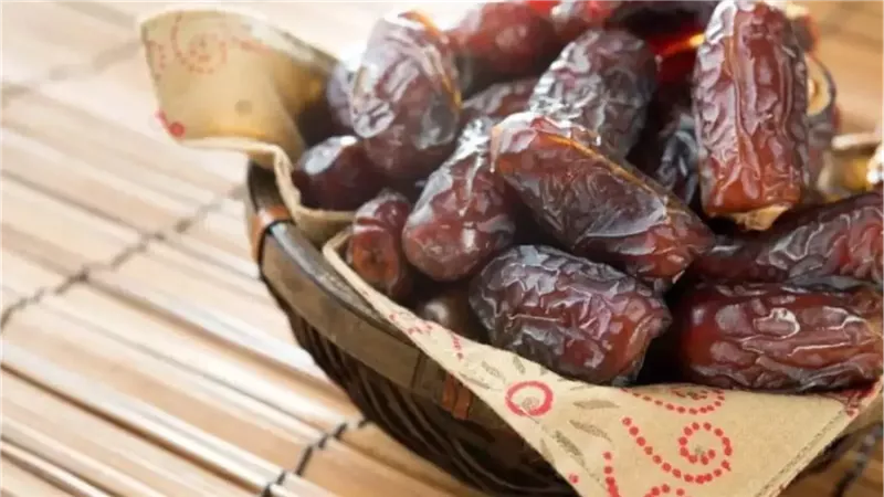 3 تمرات أم واحدة؟ دليلك لتناول التمر في رمضان حسب حالتك الصحية