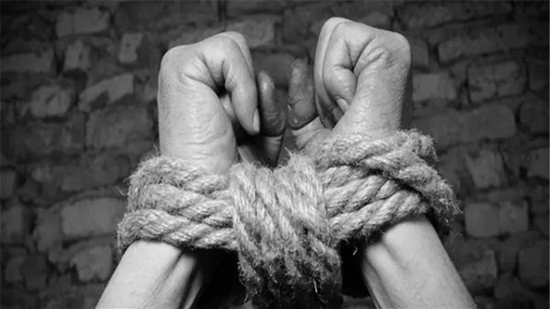 ضحية المال ..  حكاية عامل اختفى لمدة أيام واعتدى عليه 4 أشخاص بالسلام