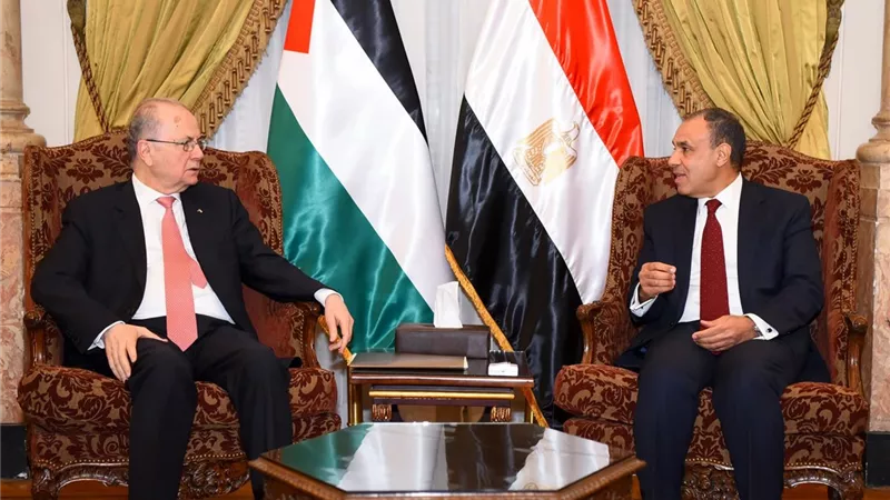 وزير الخارجية يؤكد دعم مصر للسلطة الفلسطينية ودورها في قطاع غـ ـزة 