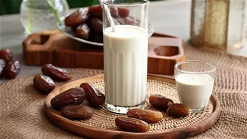 فوائد تناول التمر مع الحليب على مائدة إفطار رمضان 2025