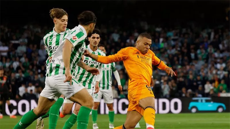 الدوري الإسباني.. ريال بيتيس يقتنص التعادل من ريال مدريد في الشوط الأول