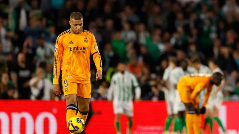 ريال مدريد ينهزم أمام ريال بيتيس ويفرط في صدارة الدوري الإسباني