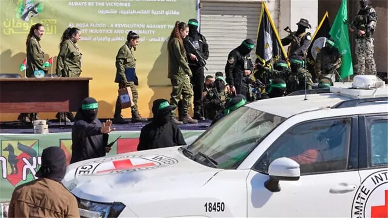 محتجز إسرائيلي يناشد عائلته للتظاهر حتى إتمام المرحلة الثانية من تبادل الأسرى
