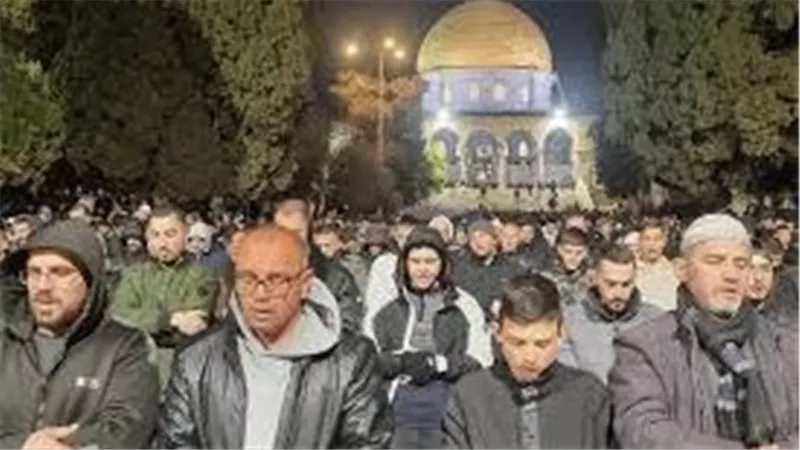 70 ألف مصل يؤدون صلاة العشاء والتراويح بالمسجد الأقصى رغم قيود الاحتلال