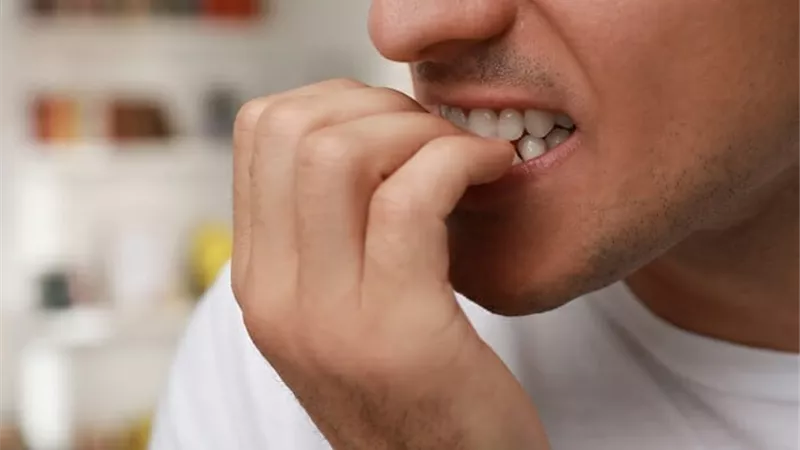 حكم قضم الأظافر أثناء الصيام.. هل يفسد الصيام أم لا؟