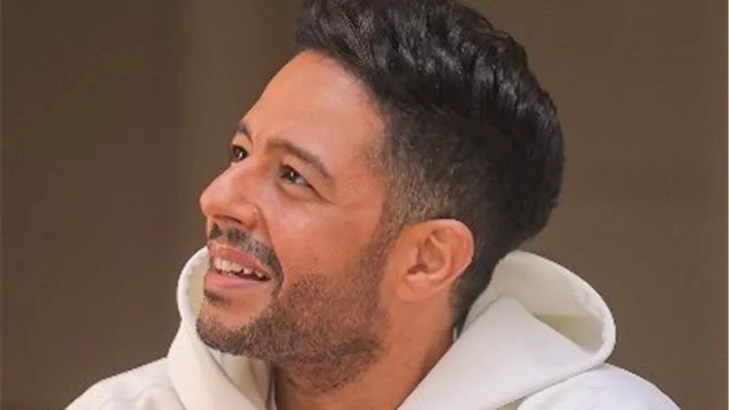 تطورات الحالة الصحية لـ محمد حماقي وتعليقه علي أنباء نقله إلى المستشفى