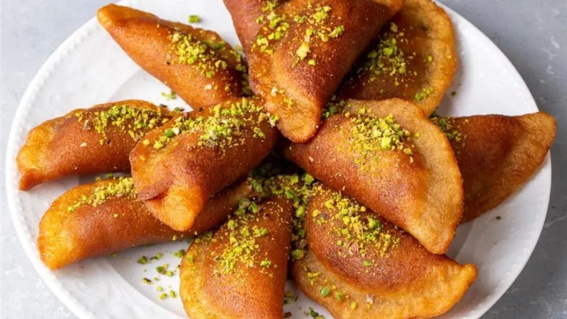 حلويات رمضان 2025.. طريقة عمل القطايف المقرمشة بالمهلبية مثل المحلات