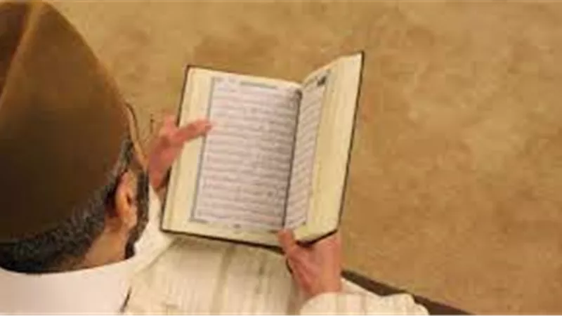 حكم قراءة القرآن قبل صلاة الفجر في المسجد.. الافتاء توضح 