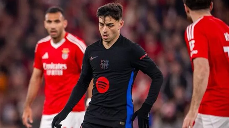 برشلونة يقهر بنفيكا بعشرة لاعبين ويخطف انتصارًا ثمينًا في دوري الأبطال
