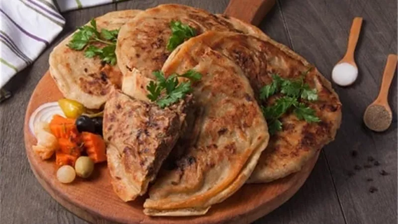 أفكار فطار شهر رمضان 2025.. طريقة عمل حواوشي البيض والخضار خطوة بخطوة