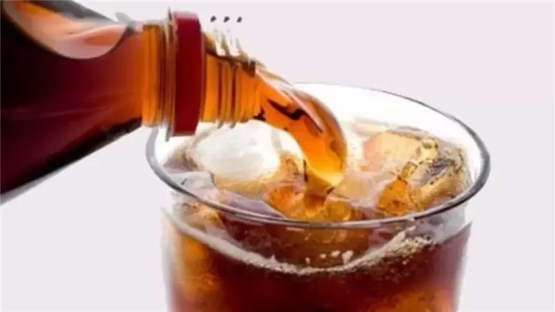 أضرار المشروبات الغازية في رمضان.. انتعاش زائف يجب الحذر منها