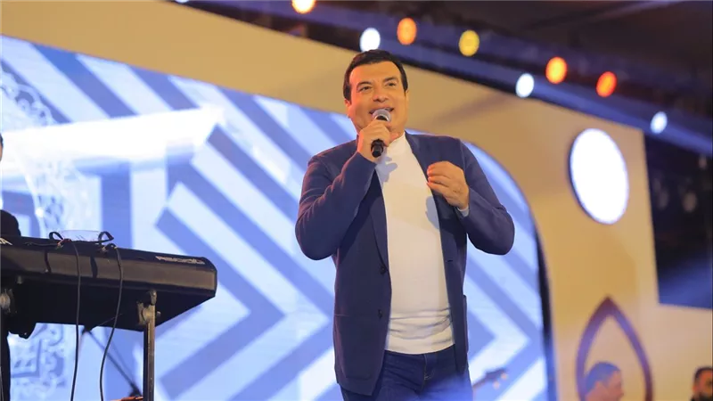 إيهاب توفيق يُشعل أجواء الخيمة في رمضان بأجمل أغانيه