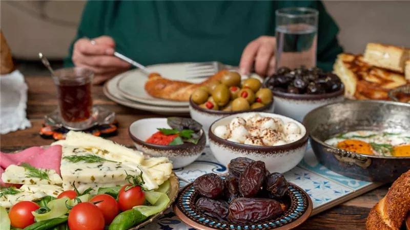 احذر هذه الأطعمة في وجبة السحور.. تزيد العطش وتفسد صيامك