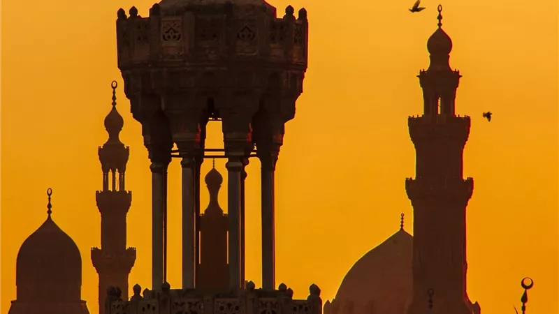 موعد  أذان المغرب في اليوم العاشر من رمضان 2025 