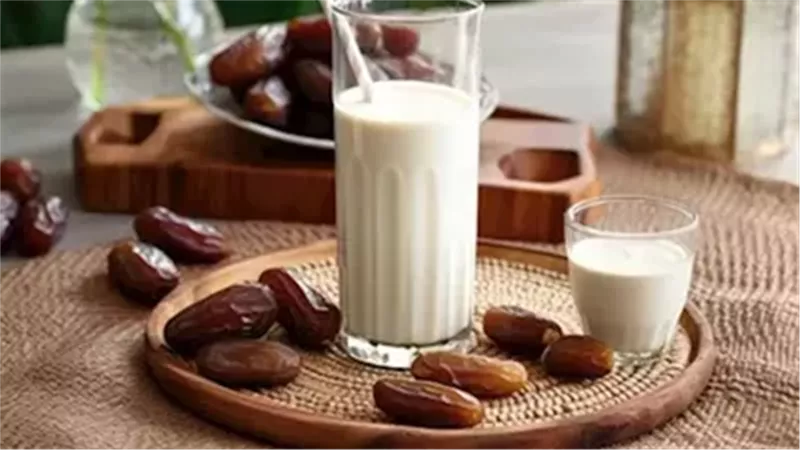 فوائد تناول التمر باللبن على السحور في رمضان.. للجسم والصحة العامة