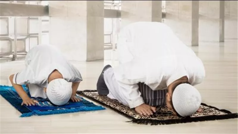 موعد أذان العشاء وصلاة التراويح ومواقيت الصلاة اليوم 15 رمضان