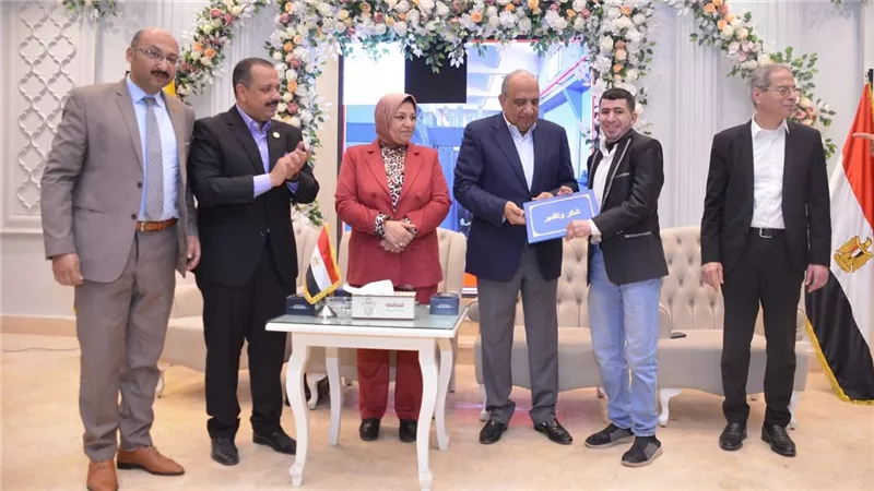 وزير الكهرباء يكرم 15 من العاملين بشركات التوزيع ويشاركهم الإفطار الجماعي 