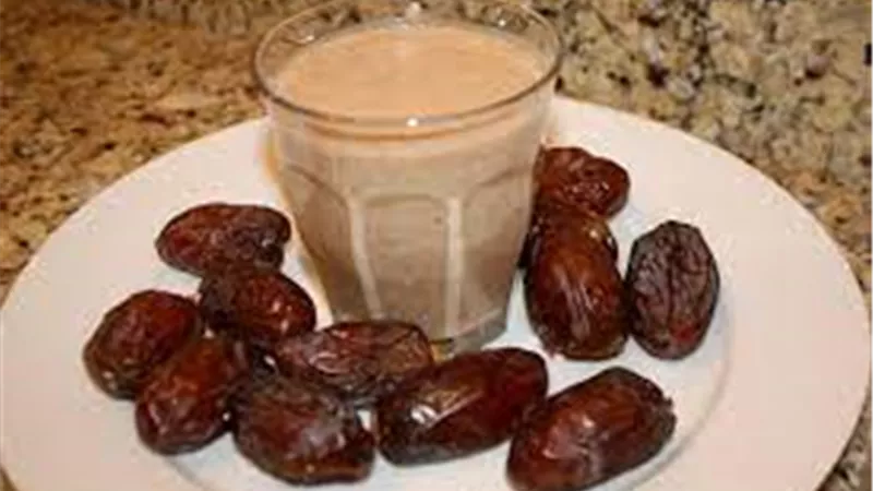 فوائد التمر باللبن في رمضان.. مشروب مغذي يمنح الطاقة والصحة