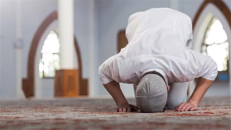 موعد أذان العشاء ومواقيت الصلاة اليوم الأحد في جميع الأنحاء