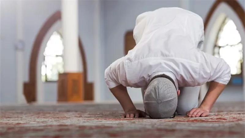 موعد أذان العشاء ومواقيت الصلاة اليوم الإثنين في جميع الأنحاء 