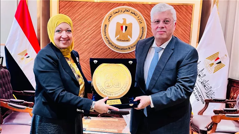 لجهوده في التطوير.. وزير التعليم العالي يتسلم درع مراكز مهارات القرن الواحد والعشرين