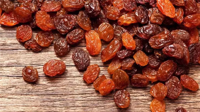 الزبيب أكثر من مجرد مُحلٍ طبيعي.. تعرف على قيمته الغذائية