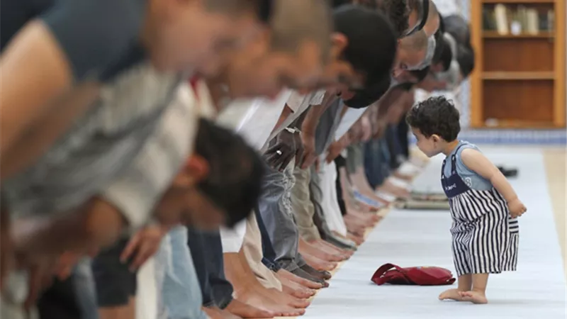 حكم اصطحاب الأطفال إلى المساجد في رمضان.. الأزهر يوضح الضوابط 