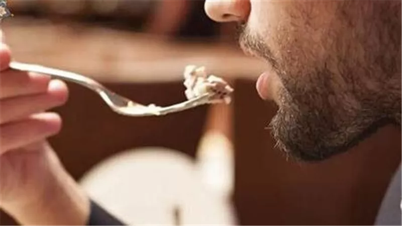 ماذا أفعل لو أذن الفجر وفي فمي أكل أو شرب؟..دار الإفتاء ترد