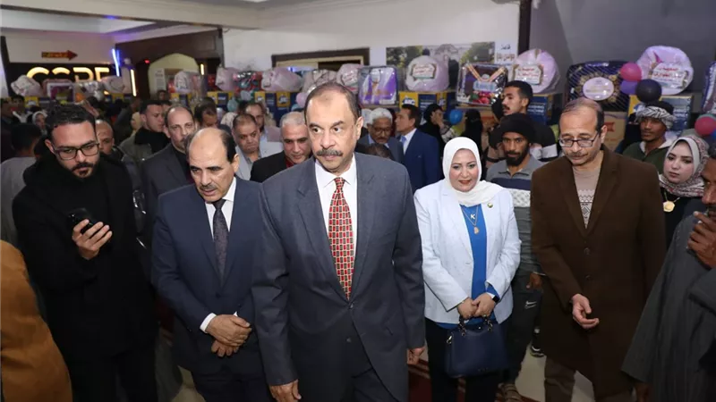 محافظ سوهاج يسلم جهاز 40 عروس للفتيات المقبلات علي الزواج من الفئات الأولي بالرعاية
