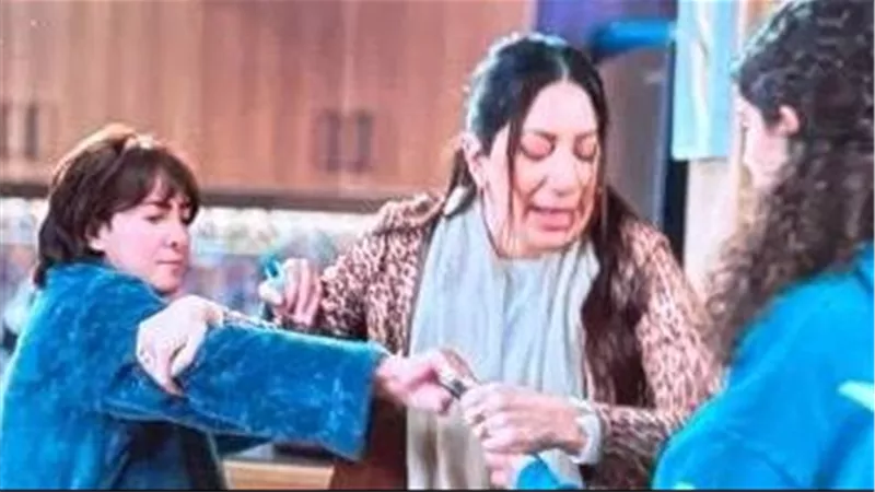 مسلسل عايشة الدور الحلقة السابعة.. سيجارة إلكترونية تُشعل الأزمة وبائع الزهور يخدع صديقة عايشة