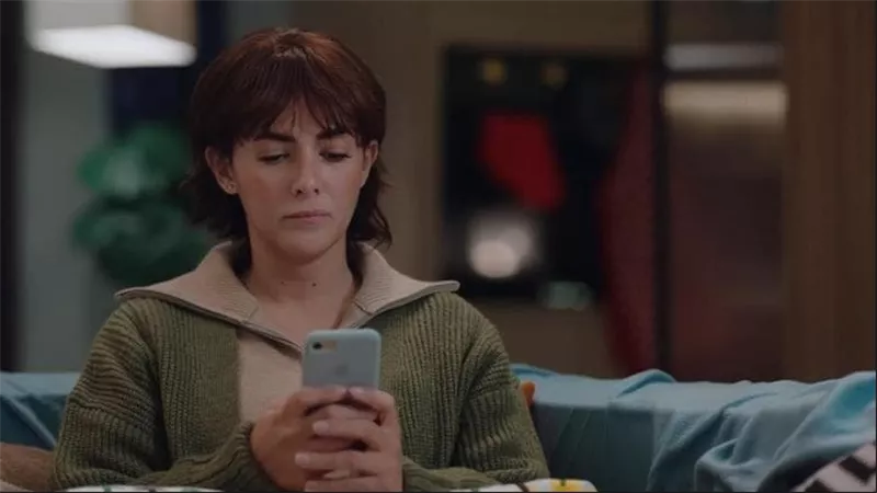 مسلسل عايشة الدور الحلقة الثامنة.. عايشة تنقذ نفسها من ورطة الإيميل وتكشف لغز الورد