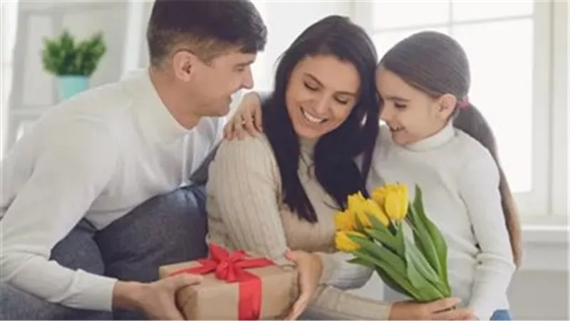 حكم الاحتفال بعيد الأم.. دار الإفتاء لامانع ولا حرج